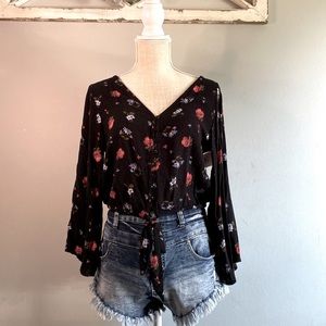 0️⃣3️⃣American Eagle Floral shirt